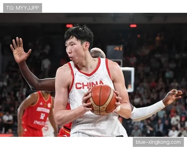 周琦这身材管理也太狠了，场下喝口水都像在算卡路里