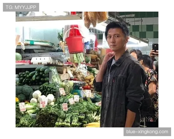 管晨辰提着名牌菜篮逛菜市场，那反差把我笑瘫了